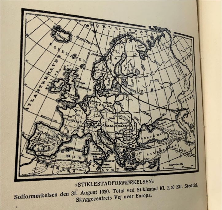 »STIKLESTADFORMØRKELSEN« 
Solformørkelsen den 31. August 10. Total ved Stiklestad KI. 2,40 Efte Stedtid. 
Skyggecentrets Vej over Europa. 